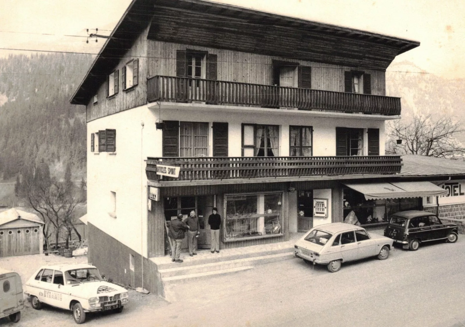 La maison familiale, magasin au rez-de-chaussée
