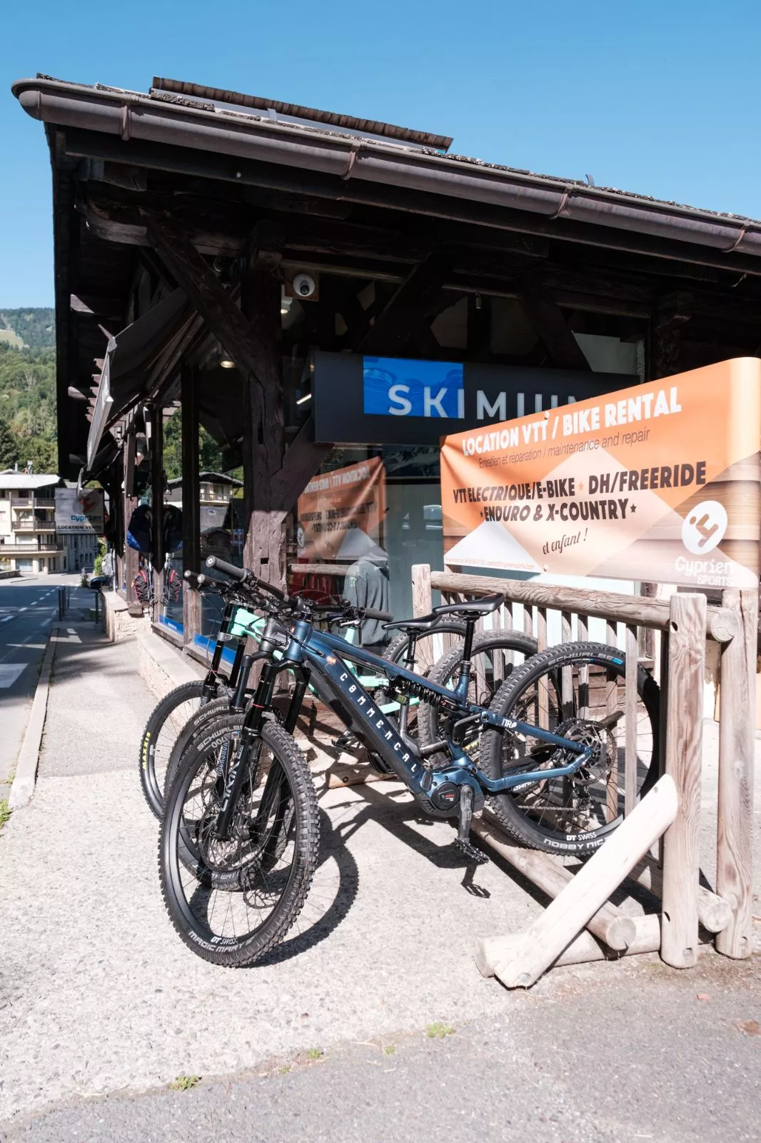 Le magasin, au centre des Houches