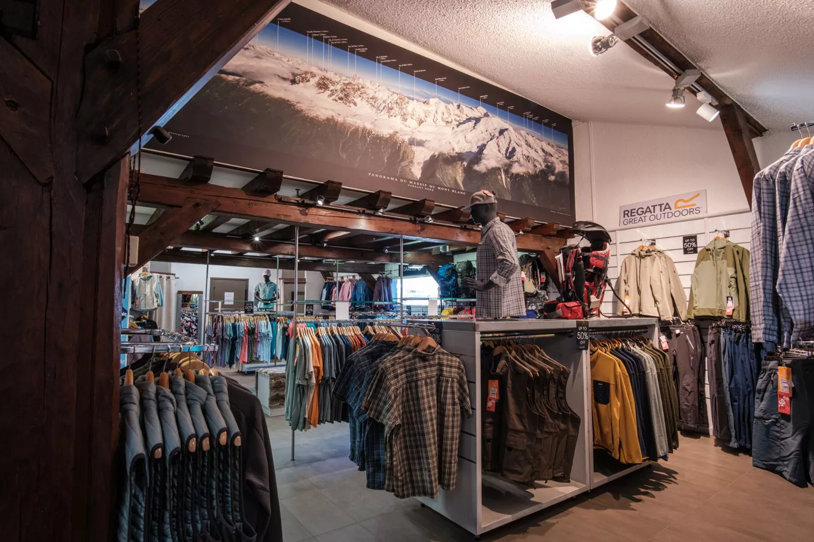 L'espace vente au rez-de-chaussée, rayons de vêtements de montagne