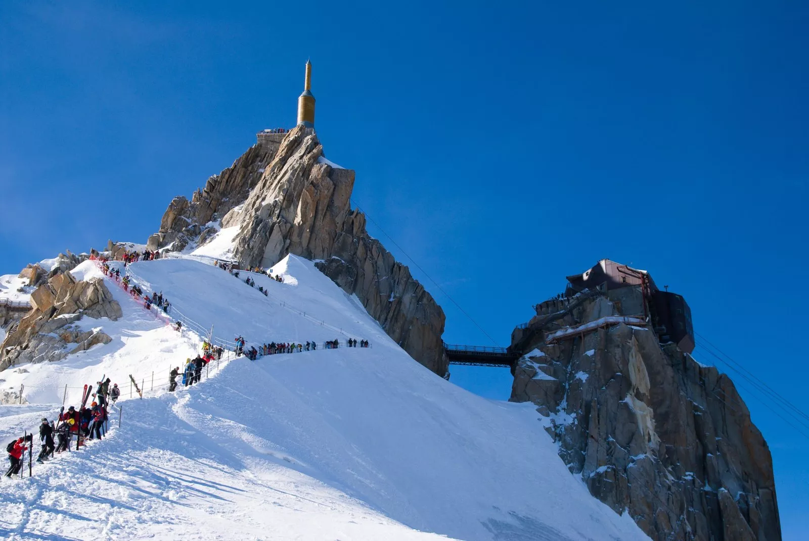 Cordées sur l'arête de neige de l'Aiguille du Midi