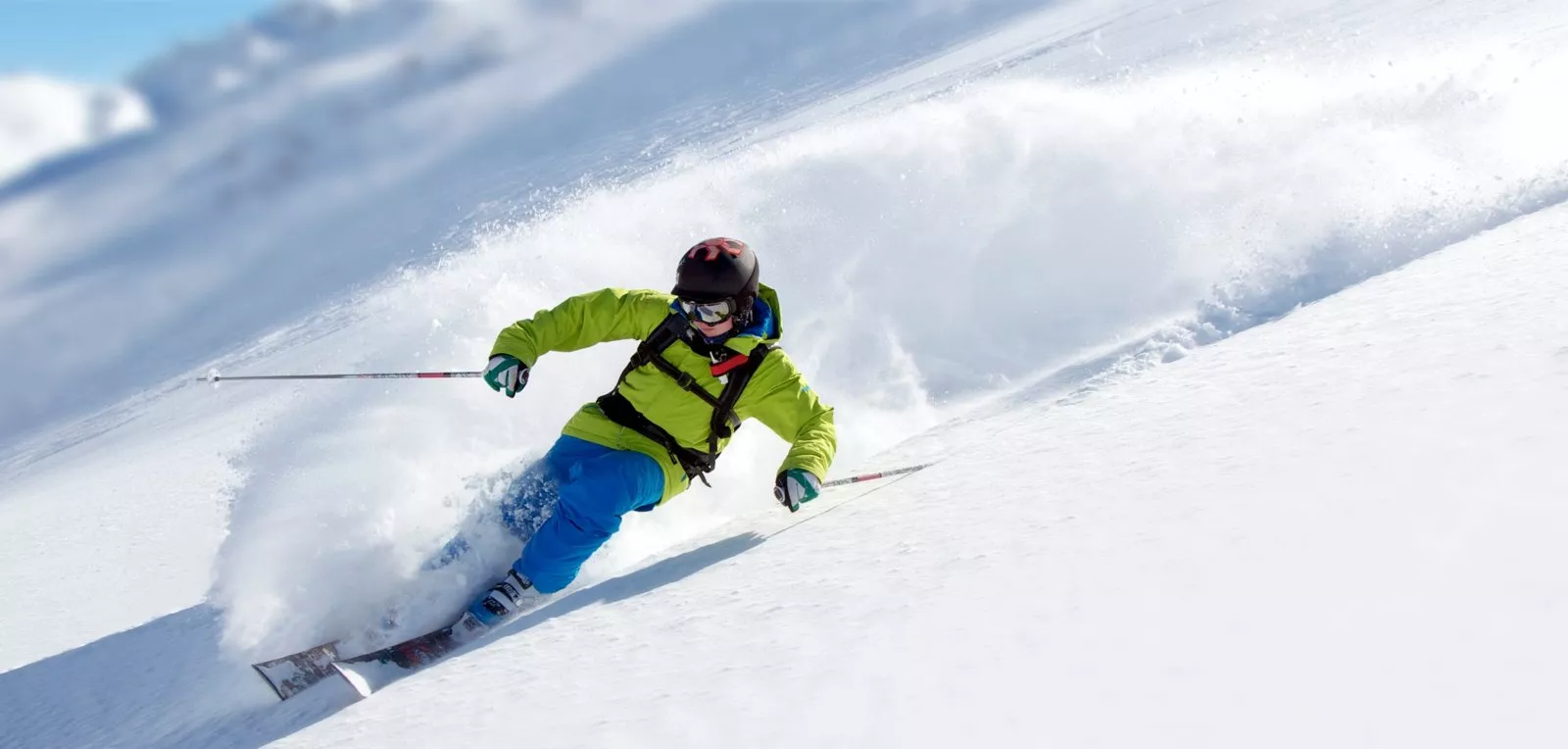 Skieur dans la poudreuse, hors-piste