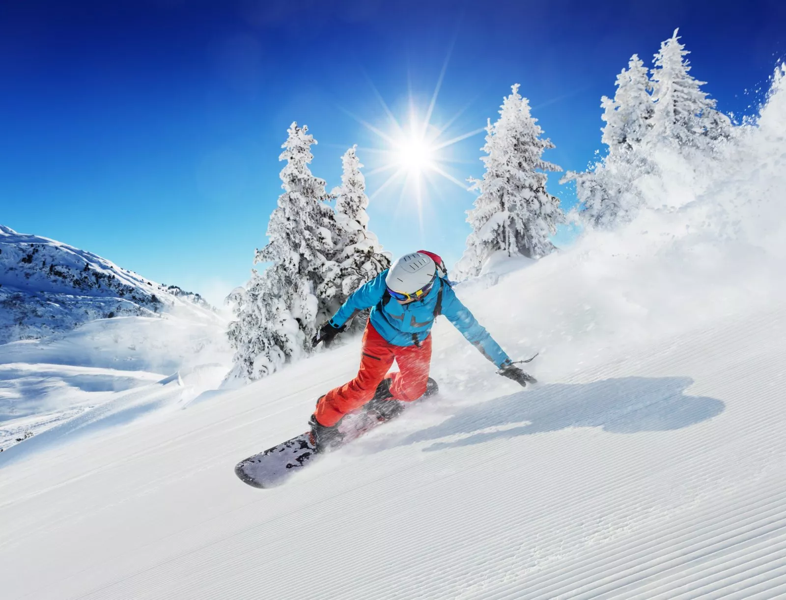Snowboardeur en virage dans la poudreuse